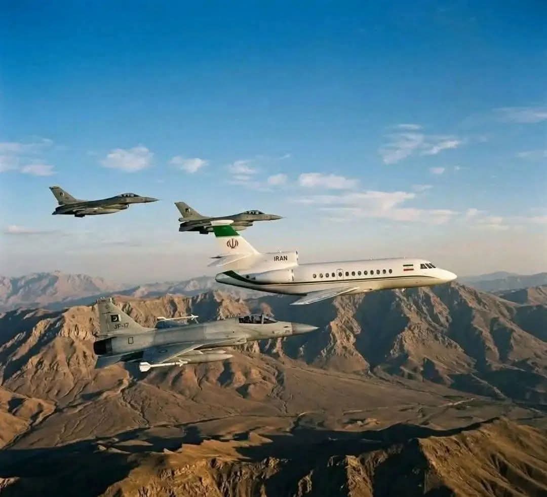 آنے والے دور کے انسان ہم سے جینا سیکھیں گے۔
ایران کے مہمانوں کو سیکیورٹی دینے پاکستان کے شاہین اسرائیل کی آنکھوں میں آنکھیں ڈالے ایران کی فضاؤں میں