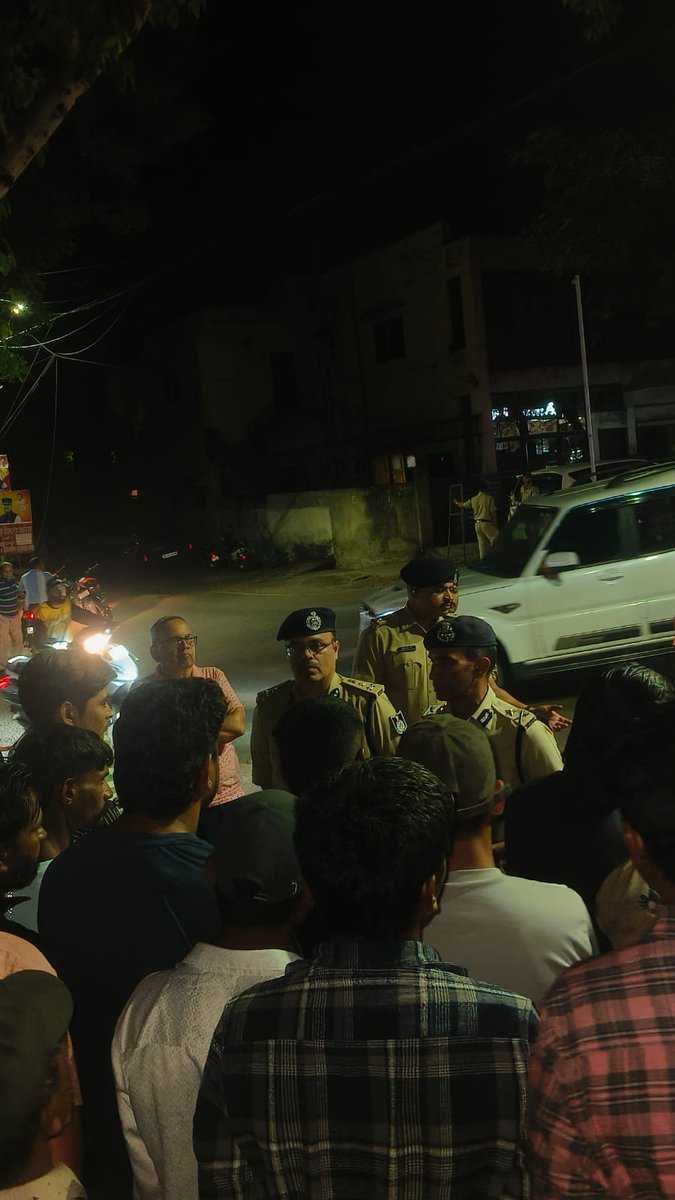CP_Bhopal's tweet photo. CP श्री संजय कुमार द्वारा गौतम नगर थाना #गोविंदपुरा क्षेत्र में नागरिकों से #जनसंवाद किया गया व उनके द्वारा निम्न बातें बताई गईं :
🔹सार्वजनिक स्थानों पर हो रही स्मोकिंग से महिलाओं को असहजता — नियमों का सख्ती से पालन सुनिश्चित किया जाए https://t.co/ysUarSyUA8