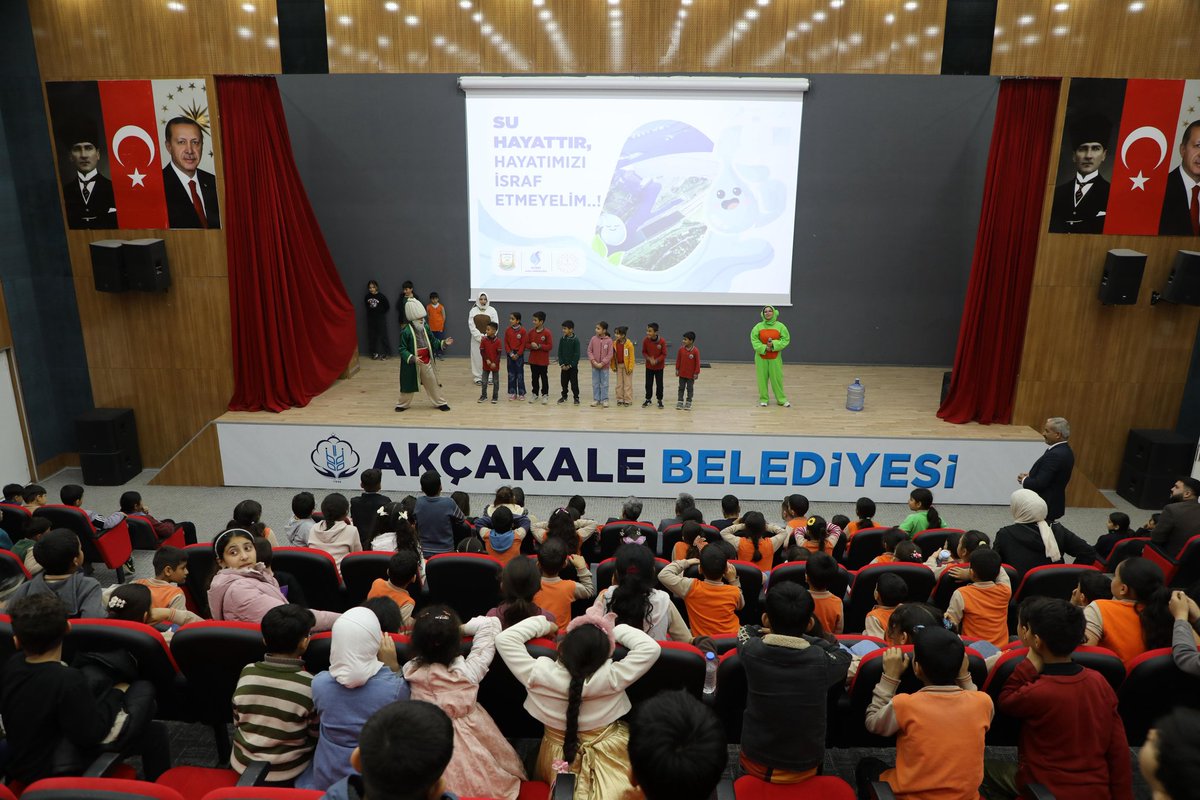 hasahe63's tweet photo. “Su Tasarrufu Kahramanları” Akçakale’de! ŞUSKİ Genel Müdürlüğü ile Şanlıurfa M.E.M iş birliğinde,@gobekltpkltrsnt ekibiyle miniklerimiz su tasarrufu ve bilincini eğlenceli Tiyatro oyunuyla öğrendi.

 #urfadaçocuktiyatrosu #Şuski #gobeklitepekultursanat #SuTasarrufuKahramanları https://t.co/Fs8pnzpl16