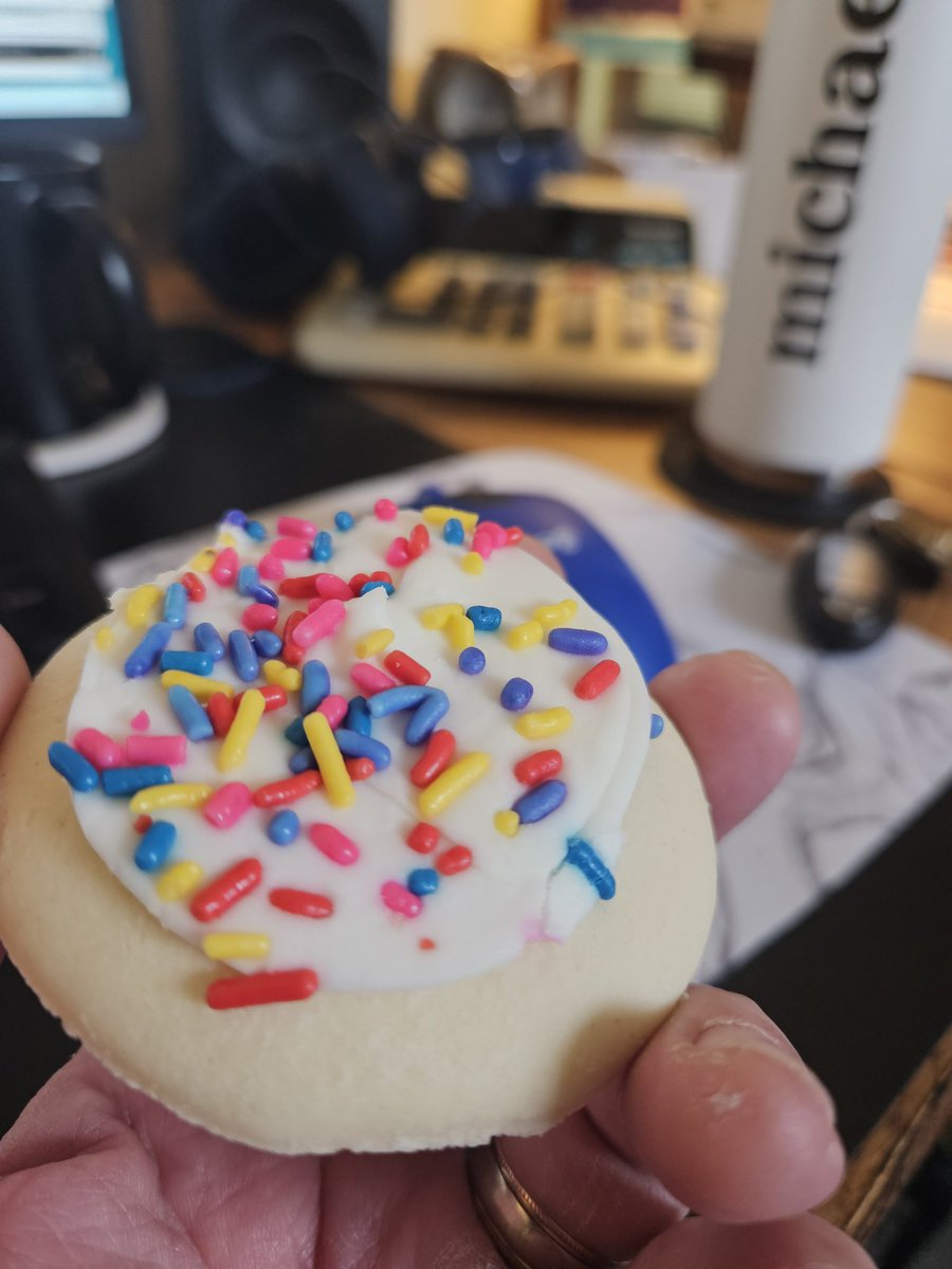 RoamstheRange's tweet image. #TaxTwitter #Cookie #Sprinkles
Cookie with sprinkles!! And frosting!!