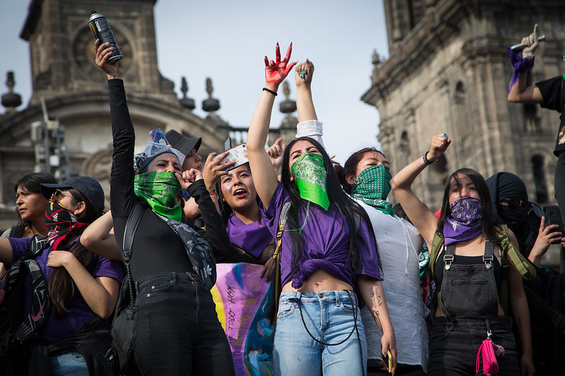 Cimacnoticias's tweet photo. México a traviesa una crisis de derechos humanos de acuerdo con la @CIDH.
Defender los derechos humanos siendo mujer es enfrentar otro tipo de violencia, según establece IM-Defensoras.
📲 https://t.co/HlJlKyprJo
#PeriodismoFeminista #Defensoras #DerechosHumanos  #NiUnaMenos https://t.co/f5eBP8XLqM