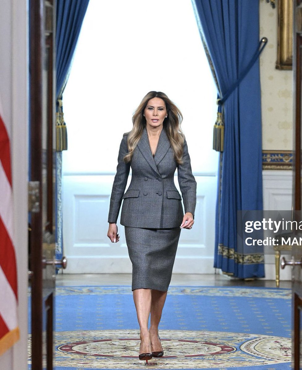 MELANIAJTRUMP's tweet image. First Lady Melania Trump wore a grey skirt suit by Prada, with dark red snakeskin Christian Louboutin stilettos today. 🩶❤️🩶
#FashionoftheFirstLady