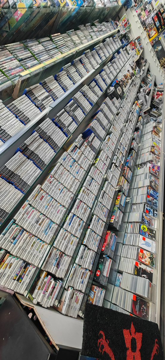 vidok_twit's tweet photo. J'étais en déplacement aux Pays-Bas. 🇳🇱

Du coup, je me suis éclipsé du boulot un midi avec un collègue pour visiter 2 boutiques de JV.

Eh bien, c'est plutôt bien achalandé mais alors des prix souvent élevés (enfin, pas plus qu'à Paris 👀) et du sunfade en veux-tu en voilà. 😄 https://t.co/DTghLvbNw1