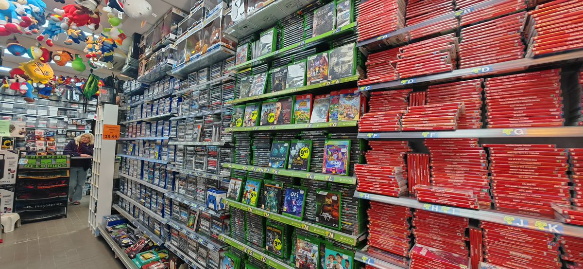 vidok_twit's tweet photo. J'étais en déplacement aux Pays-Bas. 🇳🇱

Du coup, je me suis éclipsé du boulot un midi avec un collègue pour visiter 2 boutiques de JV.

Eh bien, c'est plutôt bien achalandé mais alors des prix souvent élevés (enfin, pas plus qu'à Paris 👀) et du sunfade en veux-tu en voilà. 😄 https://t.co/DTghLvbNw1