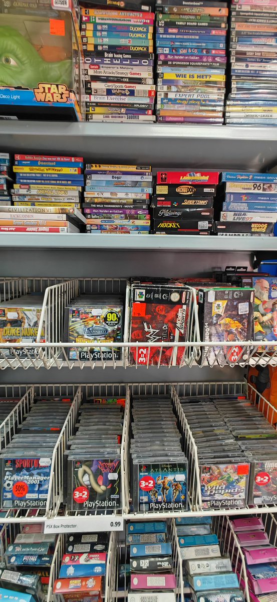 vidok_twit's tweet photo. J'étais en déplacement aux Pays-Bas. 🇳🇱

Du coup, je me suis éclipsé du boulot un midi avec un collègue pour visiter 2 boutiques de JV.

Eh bien, c'est plutôt bien achalandé mais alors des prix souvent élevés (enfin, pas plus qu'à Paris 👀) et du sunfade en veux-tu en voilà. 😄 https://t.co/DTghLvbNw1