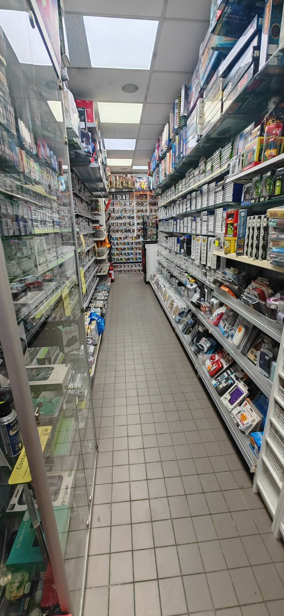 vidok_twit's tweet photo. J'étais en déplacement aux Pays-Bas. 🇳🇱

Du coup, je me suis éclipsé du boulot un midi avec un collègue pour visiter 2 boutiques de JV.

Eh bien, c'est plutôt bien achalandé mais alors des prix souvent élevés (enfin, pas plus qu'à Paris 👀) et du sunfade en veux-tu en voilà. 😄 https://t.co/DTghLvbNw1