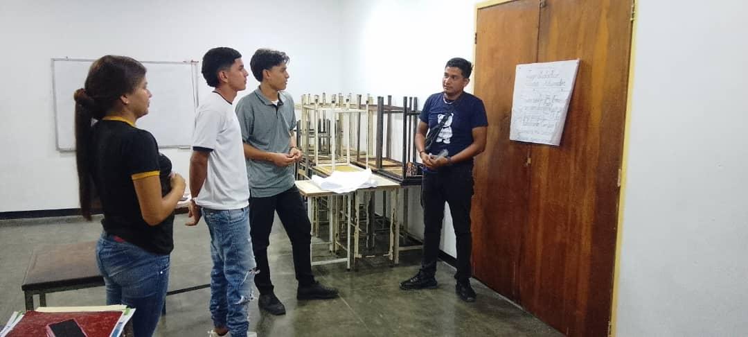 misionribastru7's tweet photo. ¡Aprendizaje en movimiento! 🇻🇪⚙️
Vencedores de la Misión Ribas (Cohorte 45B) en Trujillo realizaron una jornada de exposiciones sobre el uso de los signos de puntuación mediante juegos lúdicos. ✍️📖
¡Educación con creatividad y compromiso! 💪🎓

#MisiónRibas #Trujillo #Educación https://t.co/ad2DAFUqLA