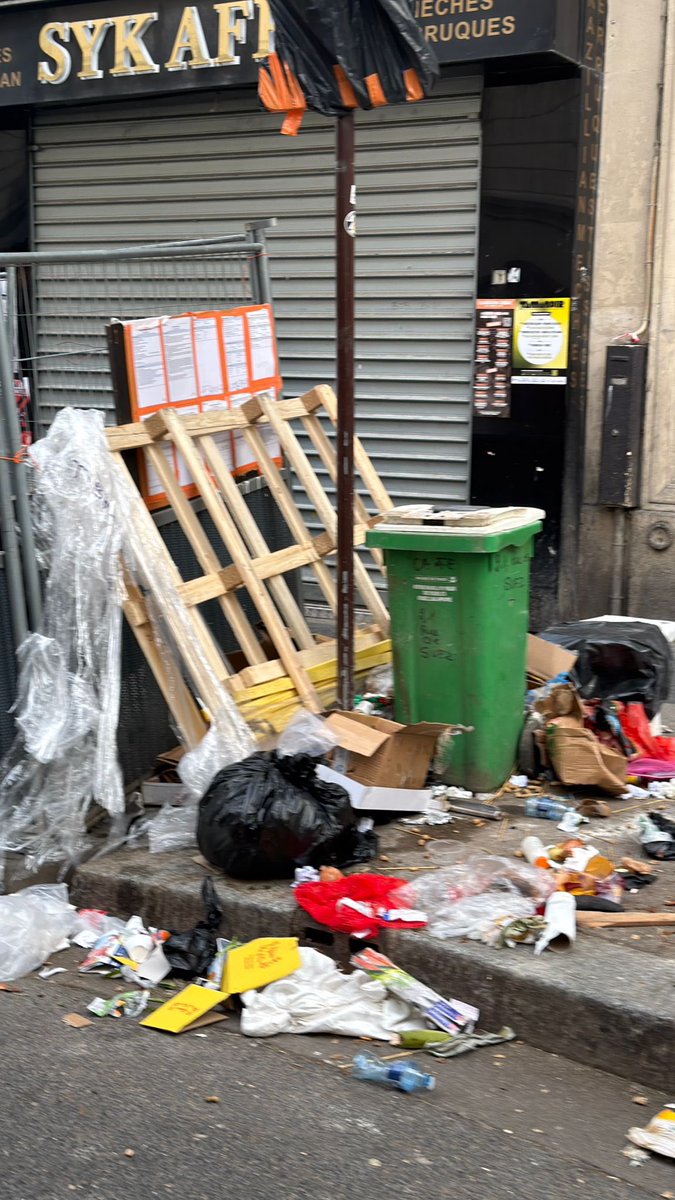 Livraison matinale, déchets du soir (entre temps, vente à la sauvette très active) #chateaurouge <a href="/KevinHavet/">Kévin Havet</a> <a href="/mairie18paris/">Mairie 18 Paris</a> <a href="/belaidsamir18/">Samir Belaïd</a>