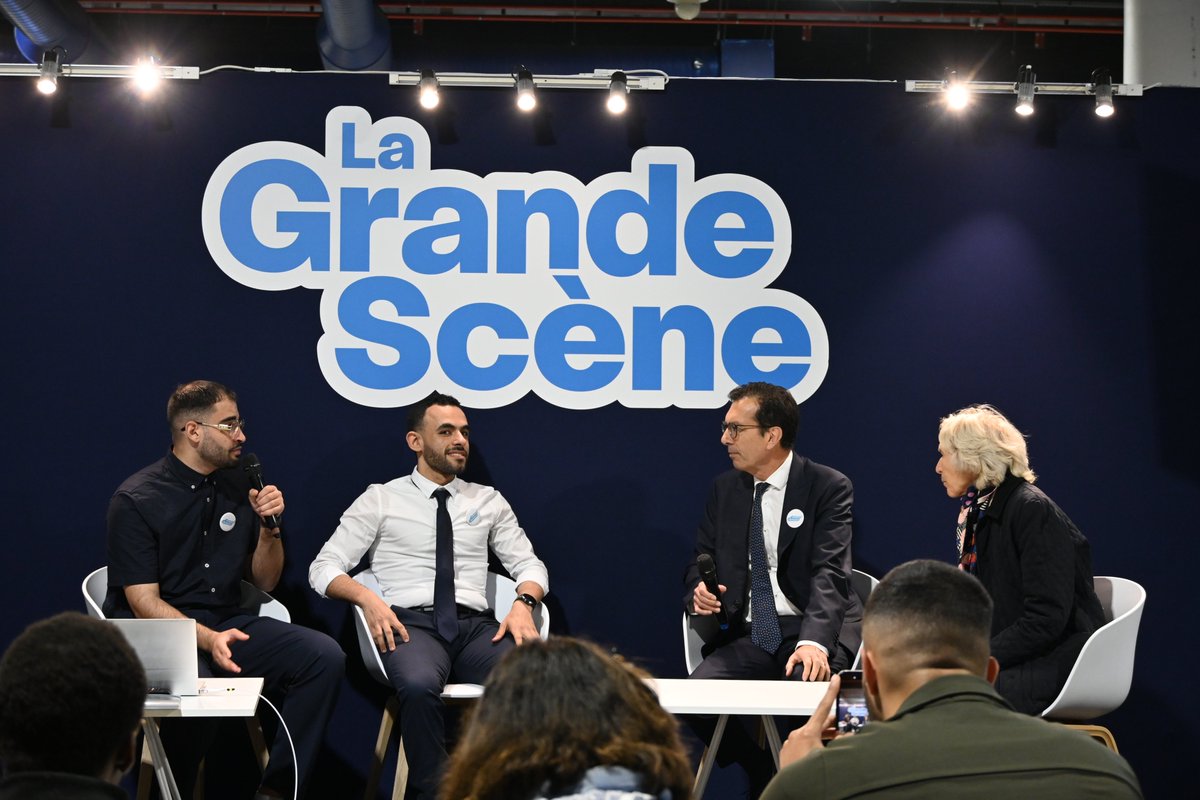 Prefet93's tweet image. #Emploi #Jeunesse | Le Salon Jeunes d'Avenirs, un rendez-vous dédié aux jeunes et aux entreprises à #Montreuil
 
Jean-Pierre Farandou, ministre du travail et des solidarités, s’est rendu au salon Jeunes d'Avenirs à Montreuil. Il a été accueilli par Amaury Dumay, préfet délégué