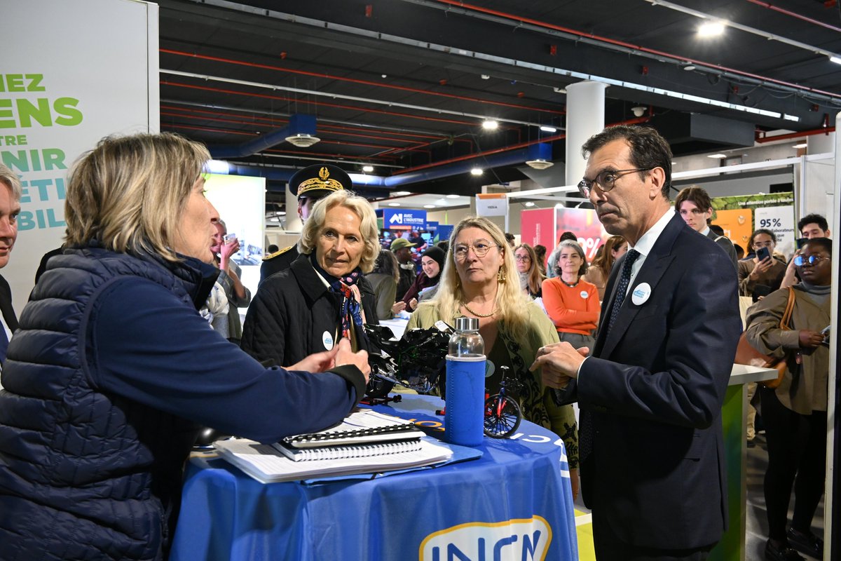 Prefet93's tweet image. #Emploi #Jeunesse | Le Salon Jeunes d'Avenirs, un rendez-vous dédié aux jeunes et aux entreprises à #Montreuil
 
Jean-Pierre Farandou, ministre du travail et des solidarités, s’est rendu au salon Jeunes d'Avenirs à Montreuil. Il a été accueilli par Amaury Dumay, préfet délégué