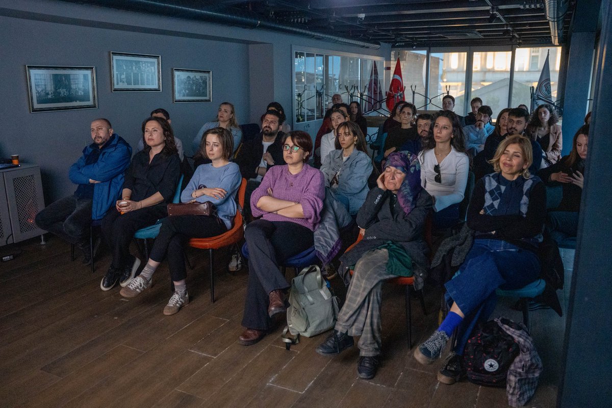 istafethukuku's tweet photo. 27 Mart Cuma günü İstanbul Barosu Merkez Bina Teras Kat’ta gerçekleştirilen Seva Belgesel Gösterimi, yoğun katılımla yapıldı. 

Salonun tamamen dolduğu etkinlikte, deprem sonrası Antakya’yı anlatan belgesel izleyicilerle buluştu. https://t.co/bDPWCJJc8o