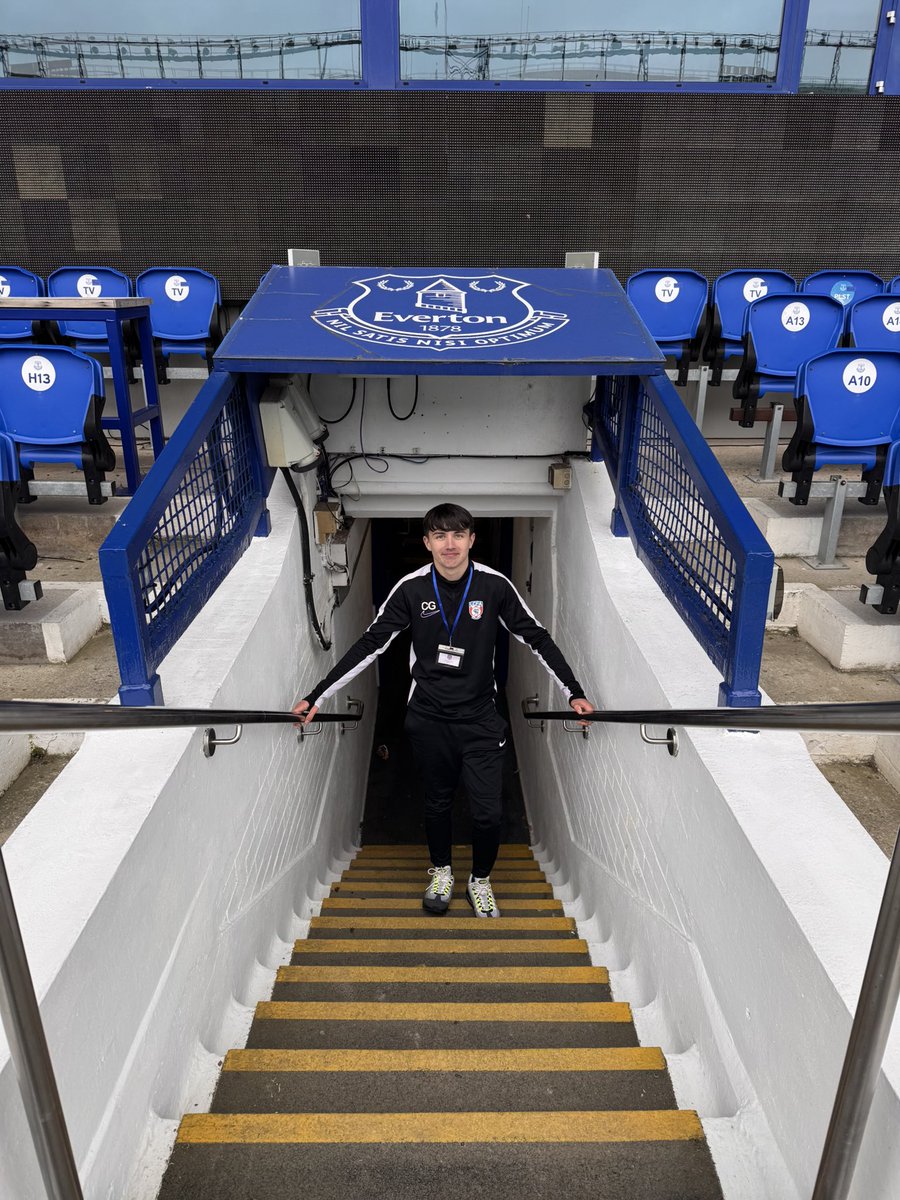 CharlieG1807's tweet photo. Back at The Grand Old Lady for a different reason! 💙 https://t.co/qIpMjE4Ixt