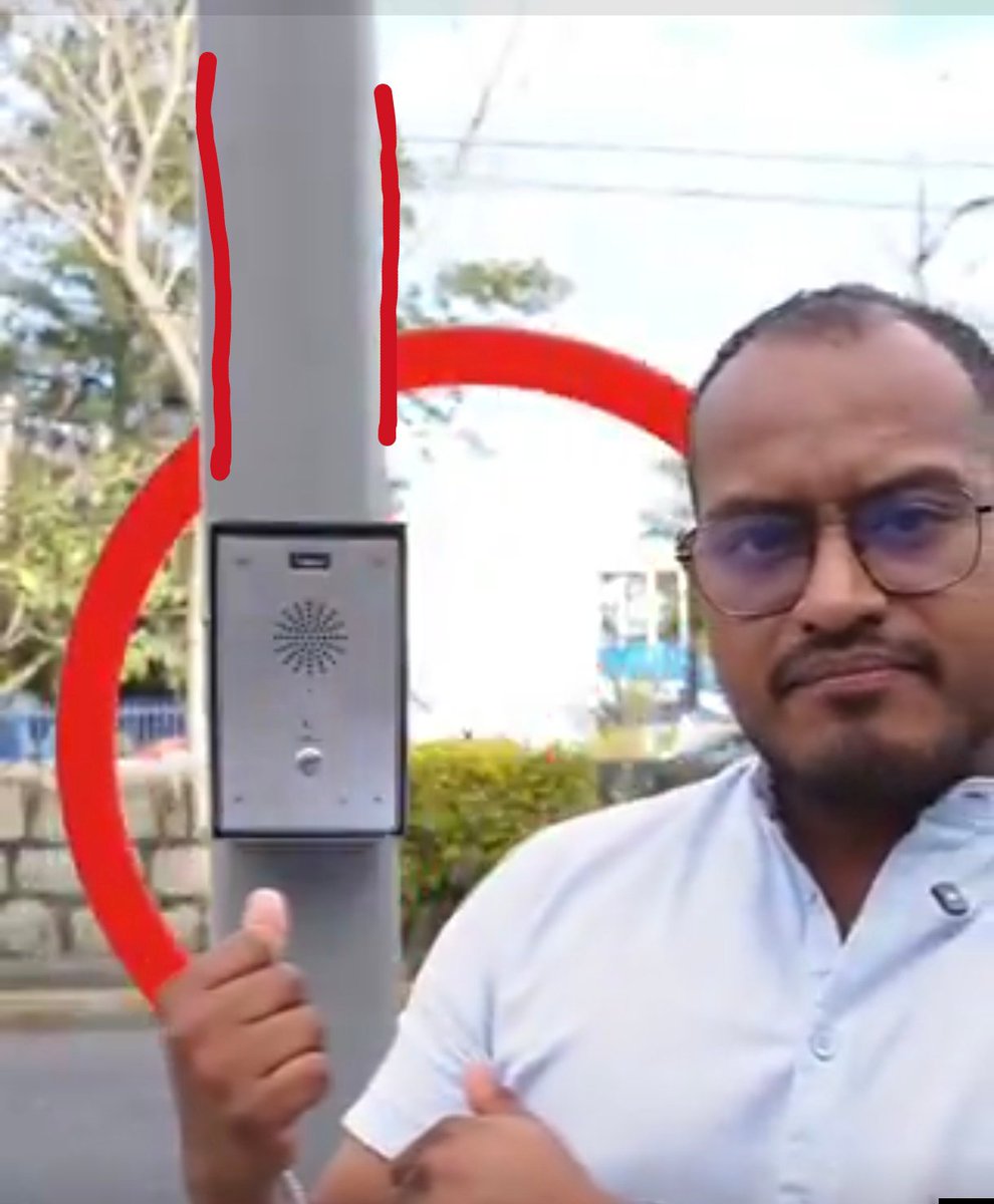 chumbert1's tweet photo. Mucho ataque pero cero operatividad con el programa "senderos seguros" realizado por @GobOax. Aquí vemos en una de estas cápsulas que no sé cómo madres se llama (verdad no se qué) se puede ver que no opera lo que se instala. Vean la diferencia entre un interphone colocado en la calle de Guerrero esquina con Bustamante (que por cierto cualquiera puede cortar con una pinza ese cable de uso rudo y todavía está sostenido por cinchos, muy hechiza la cosa), y otro que no lo está en la Calzada San Felipe, mismo que se basaron en el video de la cápsula, ya que no se ven cables instalados que energize el interphone. Antes de un banderazo de arranque de un programa tienen que verificar que este funcione al 100%, no se puede crear proyectos sin concluirlos para que entren en operatividad, eso es básico para en una acción de Gobierno.