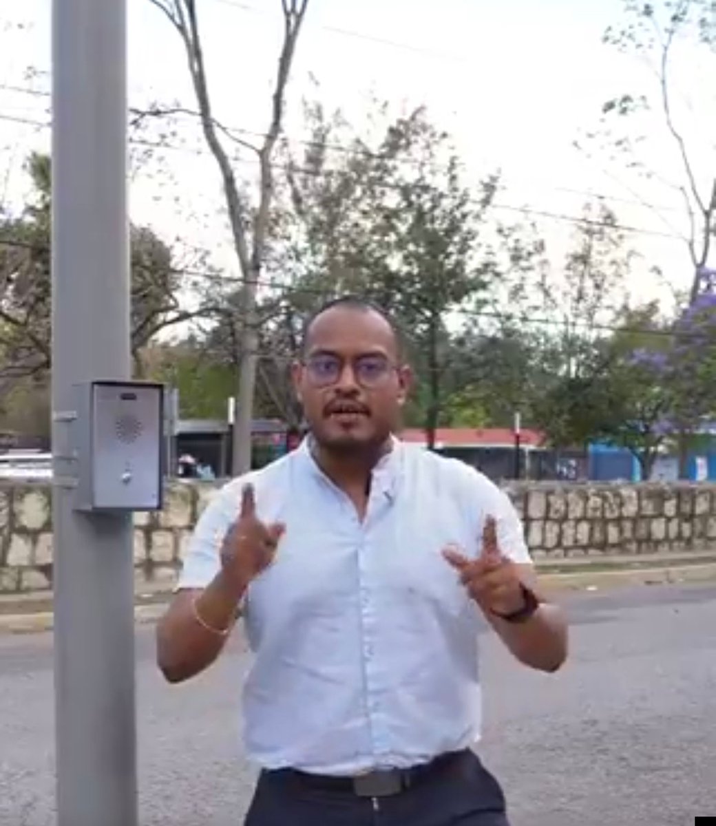 chumbert1's tweet photo. Mucho ataque pero cero operatividad con el programa "senderos seguros" realizado por @GobOax. Aquí vemos en una de estas cápsulas que no sé cómo madres se llama (verdad no se qué) se puede ver que no opera lo que se instala. Vean la diferencia entre un interphone colocado en la calle de Guerrero esquina con Bustamante (que por cierto cualquiera puede cortar con una pinza ese cable de uso rudo y todavía está sostenido por cinchos, muy hechiza la cosa), y otro que no lo está en la Calzada San Felipe, mismo que se basaron en el video de la cápsula, ya que no se ven cables instalados que energize el interphone. Antes de un banderazo de arranque de un programa tienen que verificar que este funcione al 100%, no se puede crear proyectos sin concluirlos para que entren en operatividad, eso es básico para en una acción de Gobierno.
