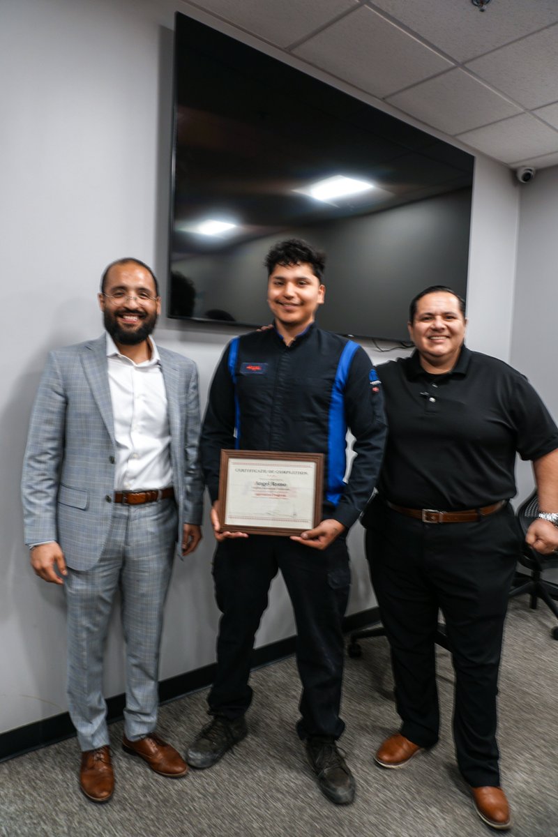 payne_edinburg's tweet photo. We appreciate our service team every day, but today we got to celebrate them the right way 🙌
Huge congratulations to Angel on completing his apprentice program and stepping into his role as a main technician—well deserved! 🔧
#PayneAutoGroup #ServiceTeam #TechnicianLife https://t.co/cgA71w4s30