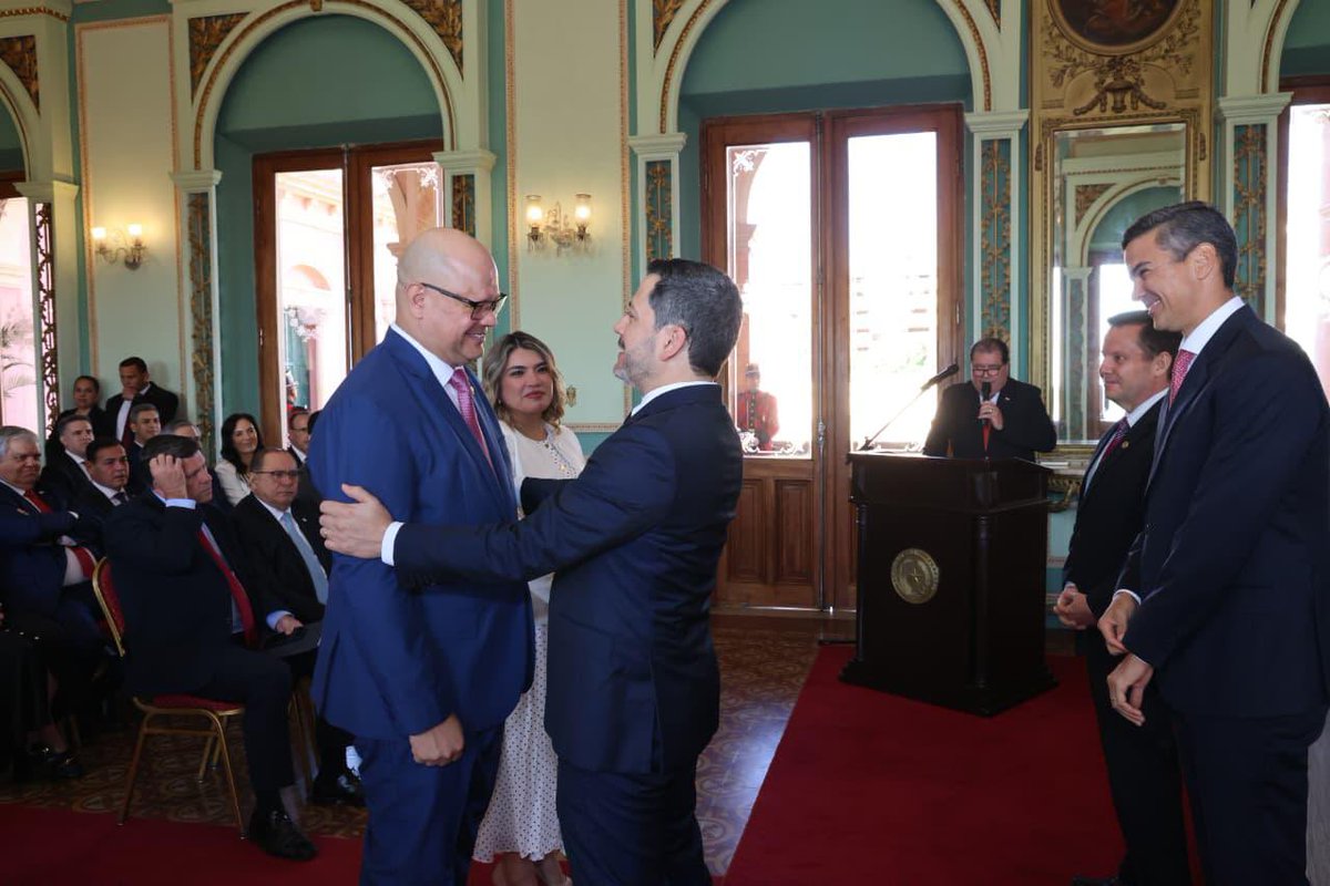 raulatorre's tweet photo. Que los logros en la macroeconomía lleguen al bolsillo de los paraguayos y pagar las deudas contraídas con los sectores sensibles en la provisión de servicios como la  salud e infraestructura están entre los principales desafíos económicos para este segundo tiempo.

Participé de la ceremonia de juramento del ministro de Economía Óscar Lovera.
🇵🇾💪
