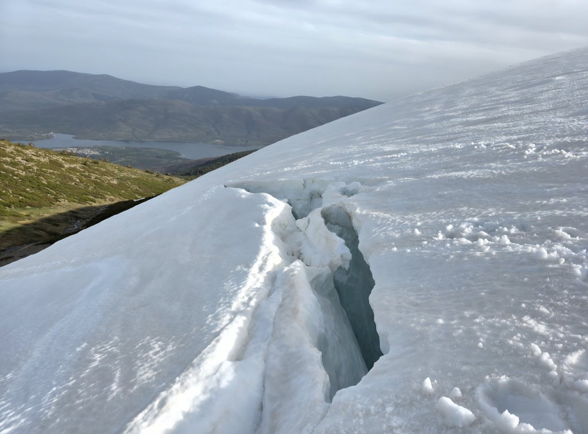 CanenciaEnFotos's tweet photo. La primavera irrumpe en la Sierra de Guadarrama y las grandes acumulaciones de nieve de este invierno van perdiendo espesor día a día. Calima y ventisqueros bien cargados desde El Nevero. Abril 2026. https://t.co/Sy1WNeOIeK
