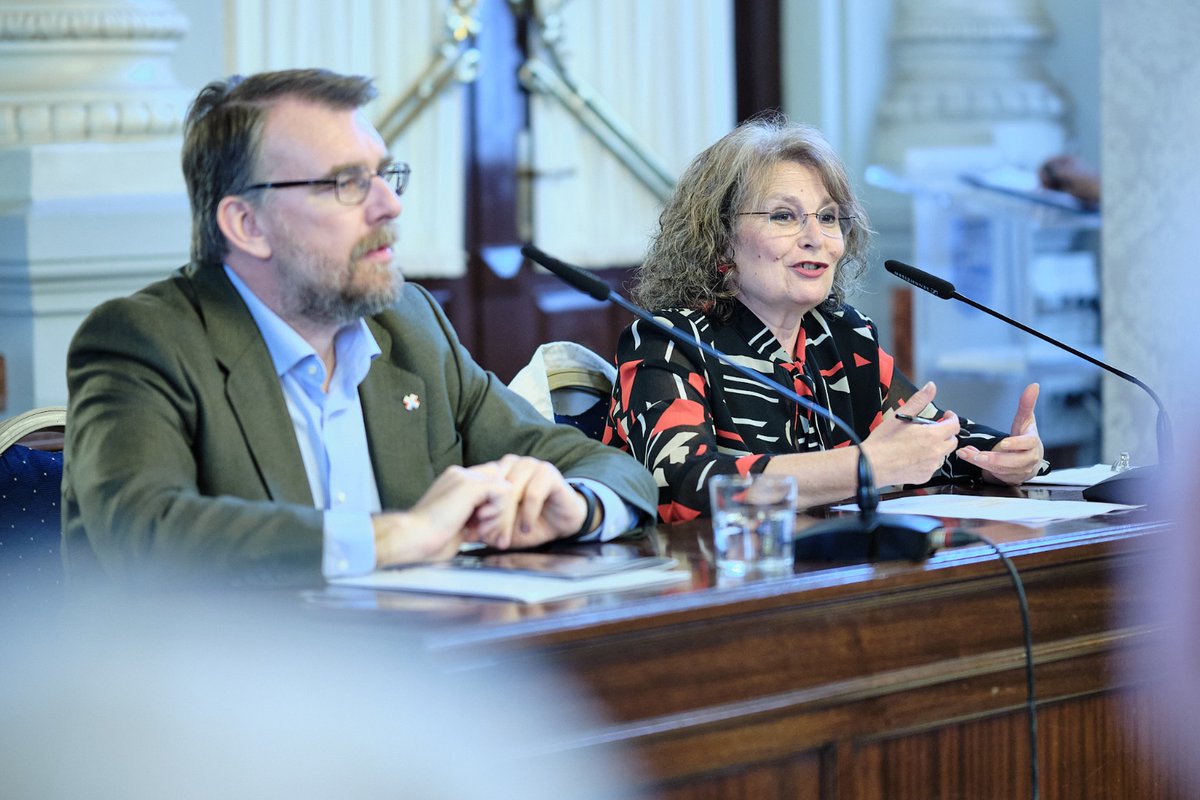 malaga's tweet photo. El Salón de los Espejos ha acogido esta tarde la conferencia inaugural del ciclo 'De Gálvez 250' a cargo de Elvira Roca con el título «La conquista estadounidense de territorio hispano: de Jefferson a Bad Bunny pasando por el indio Jerónimo». https://t.co/GenkHqwoQJ