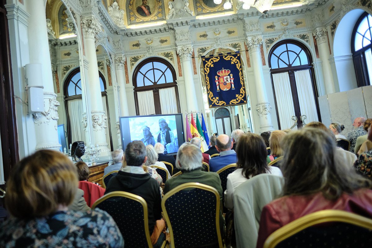 malaga's tweet photo. El Salón de los Espejos ha acogido esta tarde la conferencia inaugural del ciclo 'De Gálvez 250' a cargo de Elvira Roca con el título «La conquista estadounidense de territorio hispano: de Jefferson a Bad Bunny pasando por el indio Jerónimo». https://t.co/GenkHqwoQJ