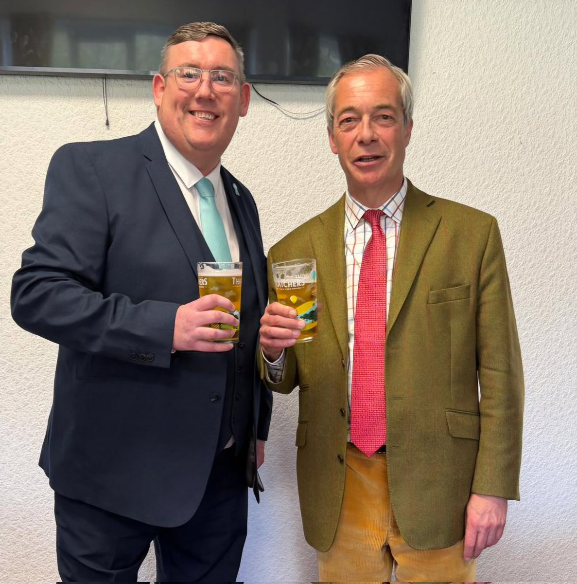 jasonwalkerbsc's tweet photo. 🍻 Exclusive VIP Meeting 🍻
Had a quick pint and an engaging chat with Nigel Farage about the upcoming local elections. Exciting times ahead lots to discuss!

#VIPMeetup #LocalElections #NigelFarage #PoliticalChat #TimeForReform https://t.co/ietLTCpLjD