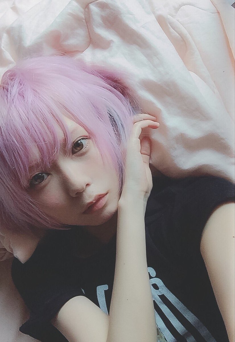 eriindesu's tweet image. first time seeing someones hair look similar to my sonas.. they look so close to him their twt is bknb_mew !!! im so inlove i was actually planning to dye my hair a similar color in june since its been on my mind (baby pink w baby blue peekabo and highlight) 😭😭