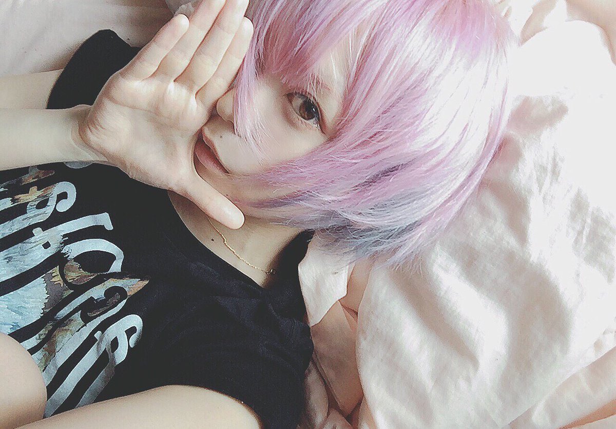 eriindesu's tweet image. first time seeing someones hair look similar to my sonas.. they look so close to him their twt is bknb_mew !!! im so inlove i was actually planning to dye my hair a similar color in june since its been on my mind (baby pink w baby blue peekabo and highlight) 😭😭