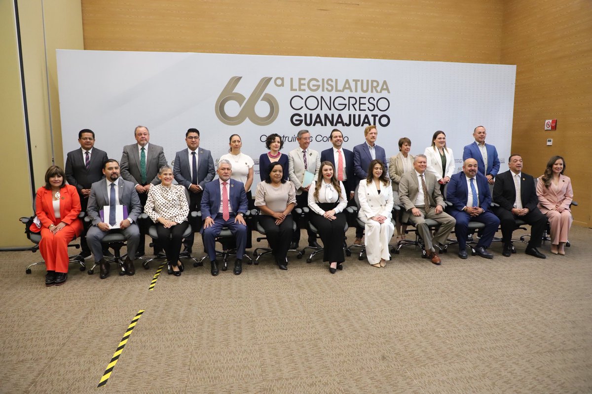 📌 Las legisladoras diputadas Ruth Tiscareño y Rocío Cervantes, y el coordinador del GPPRI, diputado Alejandro Arias, en el acto de entrega-recepción del Informe de Actividades 2025 de la Procuraduría de los Derechos Humanos del Estado de Guanajuato (PRODHEG) al Congreso.
