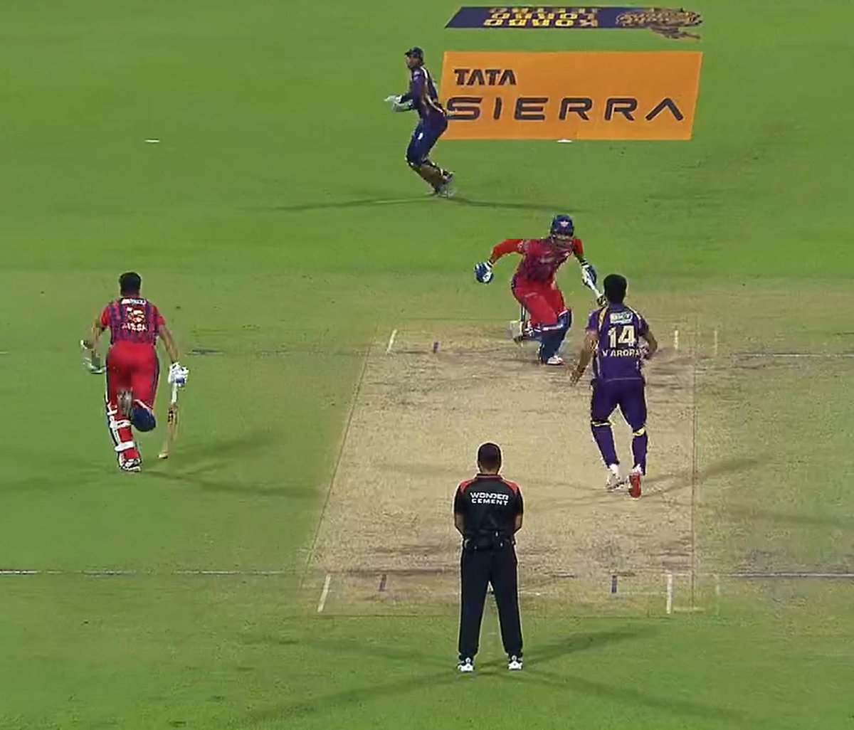 vabby_16's tweet photo. Avesh Khan ran half the pitch when the ball crossed Mukul to the keeper..

Its not a slower ball too..thts how u run a bye

Yesterday, Kuldeep Yadav was dream land when the ball crossed Miller.

Ppl trolling miller..its jandu Kuldeep fault..

#DcvsGt
#KKRvsLSG https://t.co/WwLIVIVLEl