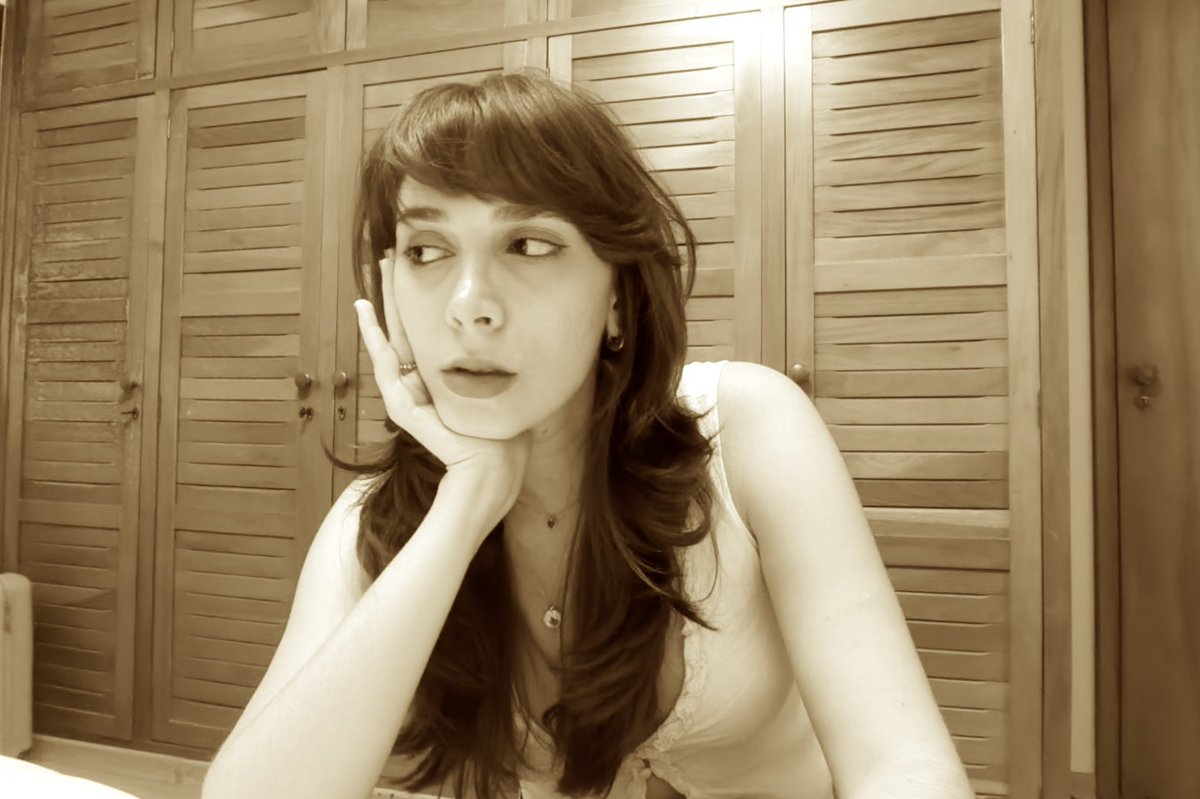 DudaSavian's tweet photo. sepia na camera do macbook air https://t.co/nO915QzPAE