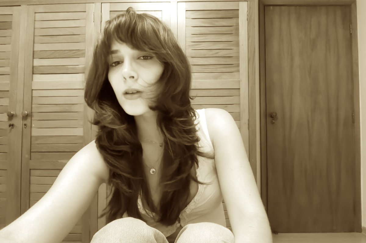 DudaSavian's tweet photo. sepia na camera do macbook air https://t.co/nO915QzPAE