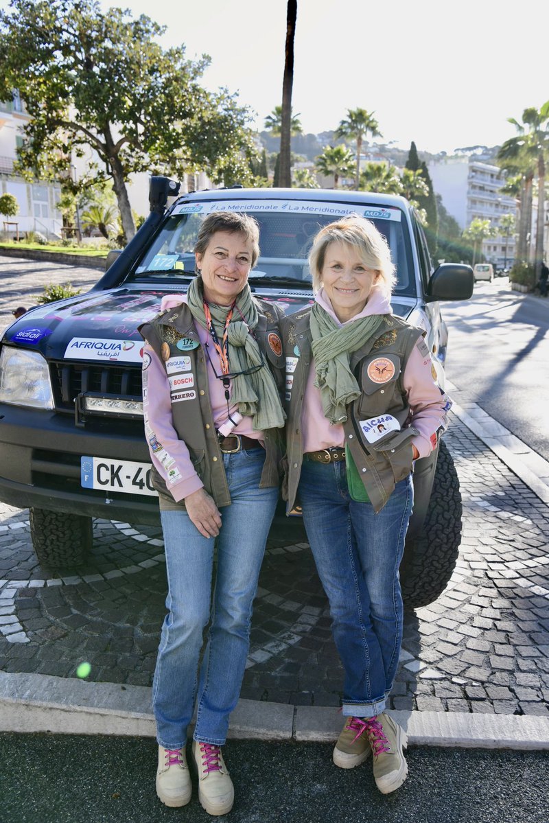 LeCannetVille's tweet image. ⚡️⚡️⚡️Elles l'ont fait ! 👏👏👏
Lydie et Florence, #LeCannet, ont franchi la ligne d'arrivée du #rallyeAïchadesGazellesduMaroc. Une superbe performance, une magnifique aventure humaine où elles ont représenté #Onposepourlerose, qui lutte contre le cancer du sein.