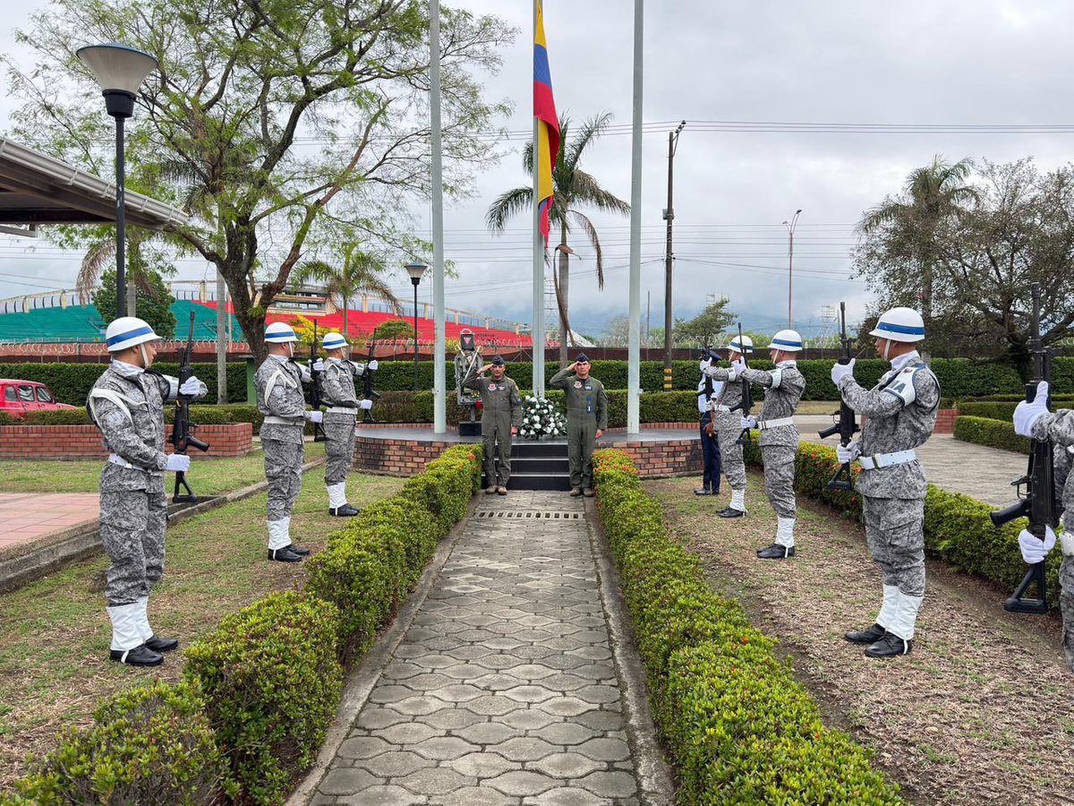 FuerzaAereaCol's tweet photo. En Yopal, su #FuerzaAeroespacial🇨🇴 realizó un acto de memoria y respeto para rendir homenaje a las víctimas del conflicto armado en #Colombia, exaltando el sacrificio de quienes dieron su vida por la nación.
#GACAS
#AportamosALaPaz
#EnMimemoriaViven https://t.co/9MxxUpQeuG