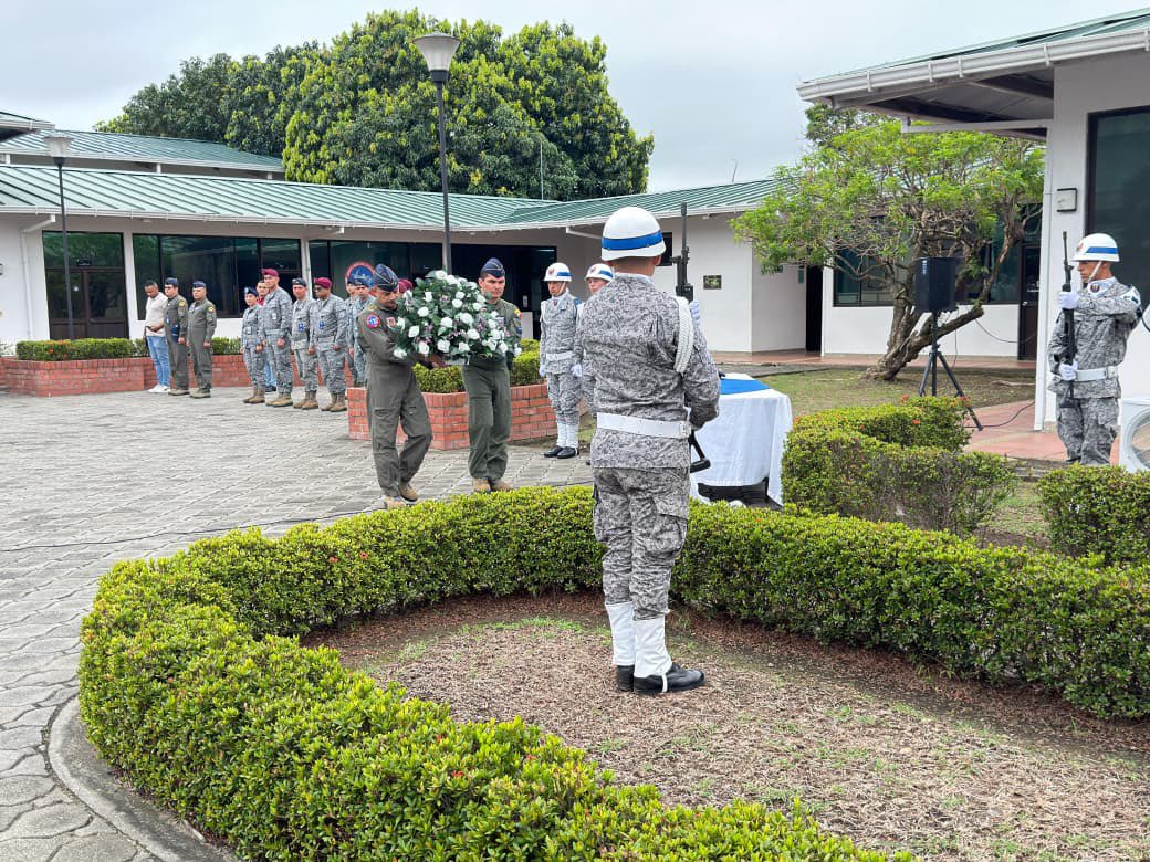 FuerzaAereaCol's tweet photo. En Yopal, su #FuerzaAeroespacial🇨🇴 realizó un acto de memoria y respeto para rendir homenaje a las víctimas del conflicto armado en #Colombia, exaltando el sacrificio de quienes dieron su vida por la nación.
#GACAS
#AportamosALaPaz
#EnMimemoriaViven https://t.co/9MxxUpQeuG