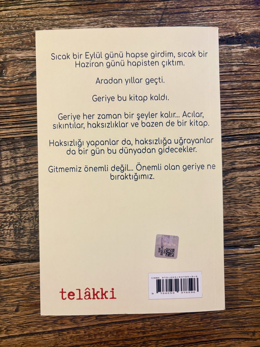 FigenCalikusu's tweet photo. 📕Yüksek Güvenlikli Notlar📙

“Geriye her zaman bir şeyler kalır. 
Acılar, sıkıntılar, haksızlıklar ve bazen de bir kitap.
Haksızlığı yapanlar da haksızlığa uğrayanlar da bir gün bu dünyadan gidecekler.
Gitmemiz önemli değil…
Önemli olan geriye ne bıraktığımız”.

Okuyun derim. https://t.co/y1Cb4baoks