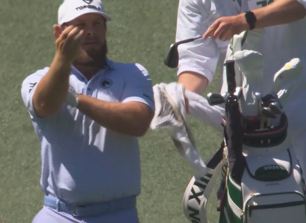 tomandmartys's tweet image. Hatton flipping off the hole on 7. He adores Augusta.