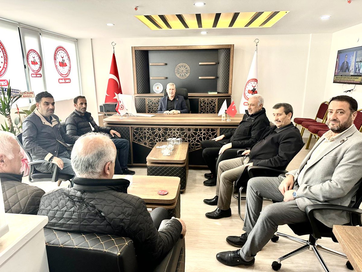 NaimTan12's tweet photo. AK Parti eski İl Bşk. Sn. @MHanefiGuler , Genç eski Belediye Bşk. Sn. @AbdurrahimAric Solhan Boğlan Muhtarı Fırat Ari, Şahin Tütünen ve Ali Söylemez, AŞAV Vakfı Bingöl Şubemize hayırlı olsun ziyaretinde bulundular.  

Nazik ziyaretleri için teşekkür ederiz.
@BingolAsavVakfi https://t.co/PV2oMSaPUA