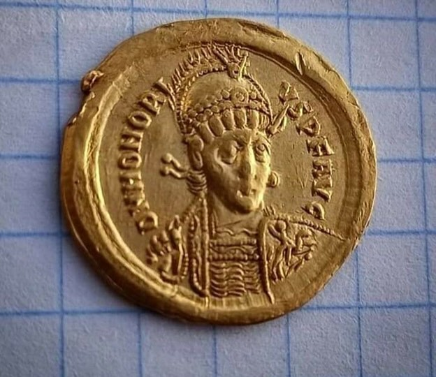 _Treasure_Kings's tweet image. #Metaldetecting find from Ukraine 🇺🇦
  Gold solidus of Emperor Honorius (5th century AD) found in Chernihiv region, Ukraine in 2022 by Svytoslav Strus.
 Weighing 4.48 grams - pure late Roman #gold!
#coin