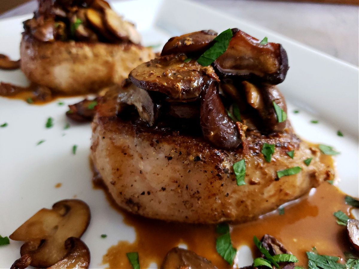 JuliaDJordan's tweet image. 🥩✨ These Best Pork Chops with Mushrooms are like taking a trip to a steakhouse without ever leaving home. Thick, juicy chops seared to perfection and topped with rich, creamy mushrooms — it’s comfort food that feels downright fancy. 💛
⭐️ urls.grow.me/vbmZ44Jnd