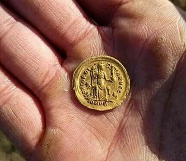 _Treasure_Kings's tweet image. #Metaldetecting find from Ukraine 🇺🇦
  Gold solidus of Emperor Honorius (5th century AD) found in Chernihiv region, Ukraine in 2022 by Svytoslav Strus.
 Weighing 4.48 grams - pure late Roman #gold!
#coin