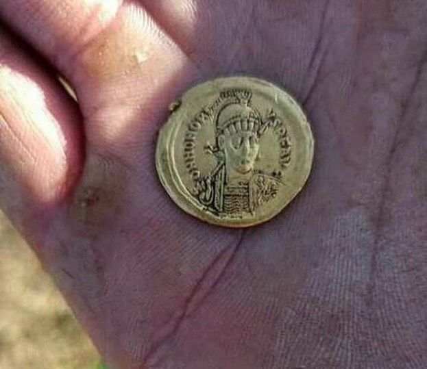 _Treasure_Kings's tweet image. #Metaldetecting find from Ukraine 🇺🇦
  Gold solidus of Emperor Honorius (5th century AD) found in Chernihiv region, Ukraine in 2022 by Svytoslav Strus.
 Weighing 4.48 grams - pure late Roman #gold!
#coin