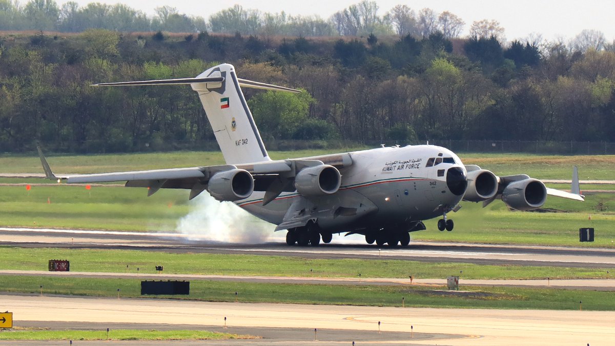 MARR_Airplanes's tweet image. Kuwait Air Force McDonnell Douglas C-17 Globemaster III arriving runway 1 center @Dulles_Airport .

#featured #planespottingbe #planespotter #aviationphotography
