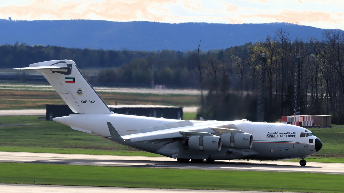 MARR_Airplanes's tweet image. Kuwait Air Force McDonnell Douglas C-17 Globemaster III arriving runway 1 center @Dulles_Airport .

#featured #planespottingbe #planespotter #aviationphotography