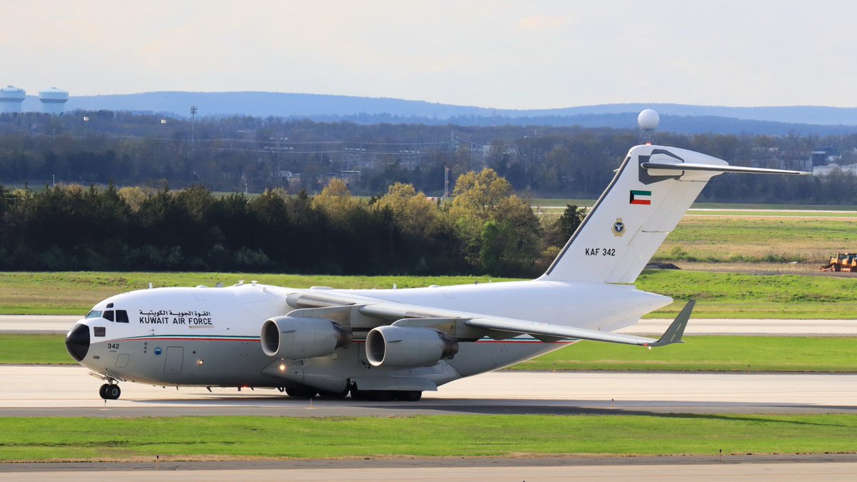 MARR_Airplanes's tweet image. Kuwait Air Force McDonnell Douglas C-17 Globemaster III arriving runway 1 center @Dulles_Airport .

#featured #planespottingbe #planespotter #aviationphotography