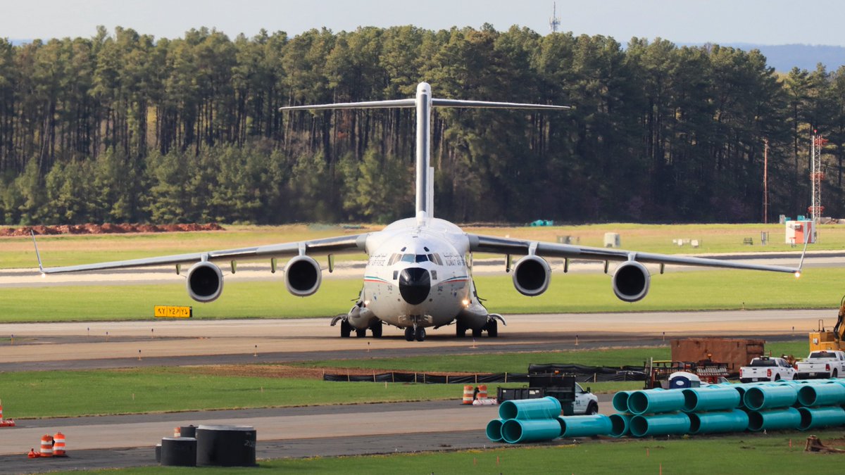 MARR_Airplanes's tweet image. Kuwait Air Force McDonnell Douglas C-17 Globemaster III arriving runway 1 center @Dulles_Airport .

#featured #planespottingbe #planespotter #aviationphotography
