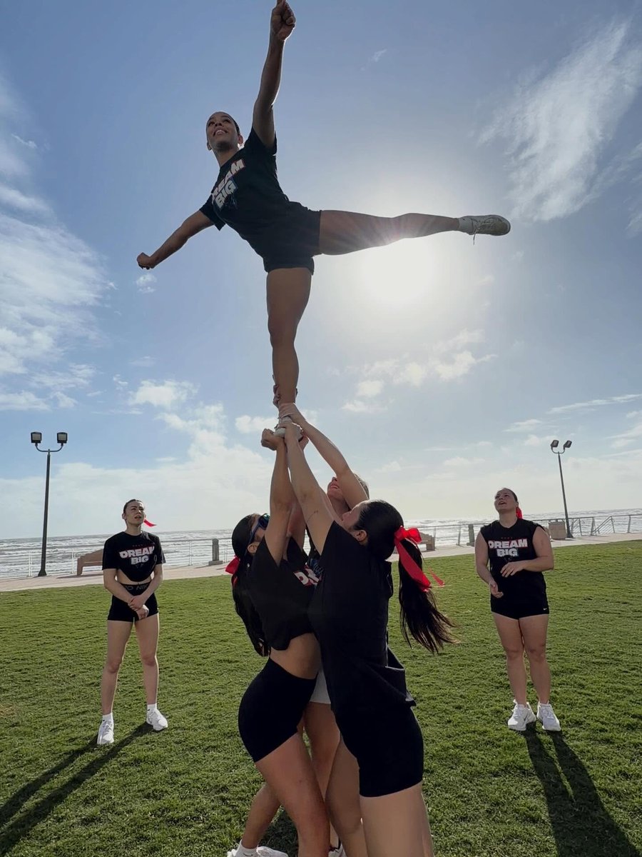 DePaul Cheerleading tweet media