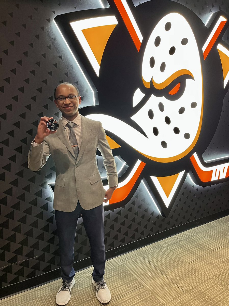 JasonRossJr1's tweet photo. Excited to fill in on play-by-play for @DucksStream again tonight 🦆

Critical game for the @AnaheimDucks and @SanJoseSharks at 7pm PT 

On the call with @AlexisDownie_ and Emerson! #flytogether https://t.co/00OZjcWB4F