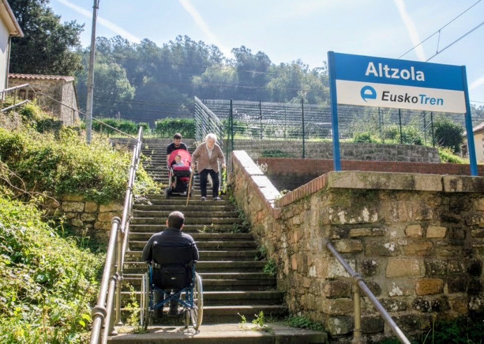 geltokiabai's tweet photo. ¡ALTZOLA LLEGA AL PARLAMENTO! 📢🚆
Este martes 14 compareceremos en la Comisión de Movilidad Sostenible. Llevamos la voz de Altzola, de Elgoibar y 5.568 firmas frente a la nefasta gestión de #EuskoJaurlaritza.
📍Si al tren!
❌ No al cierre!
#AltzolaBizirik #MovilidadSostenible https://t.co/OelcC7THuF