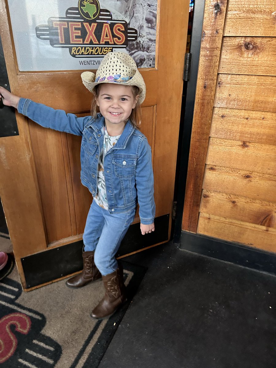 mooseylew1's tweet photo. New spokesgirl? 
Our family loves Texas Roadhouse! 
@texasroadhouse https://t.co/FQiCMpQ8la