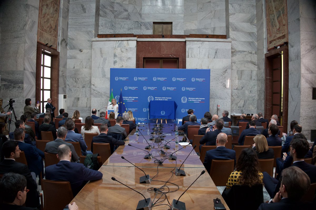 mimit_gov's tweet image. 🇮🇹Presentati 9 #francobolli dedicati alla serie “le Eccellenze del sistema produttivo e del #MadeinItaly”
✨ Le emissioni celebrano: Fabbrica d'Armi Pietro Beretta, Agip,Unoaerre, Acqua S. Bernardo, Officine Egidio Brugola, Cisa, Pizzoli, Ducati e Maserati mimit.gov.it/it/notizie-sta…