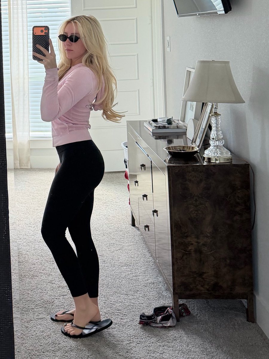 brattyavaa's tweet photo. Dressing like a mom in the 2000s part 300 https://t.co/BOQv1iDAE1